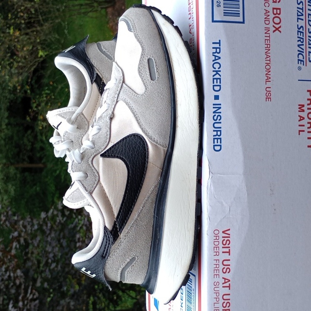 Nike phoenix Waffle WMN SZ 7 GOOD CONDITION